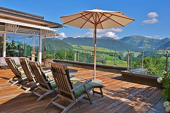 So nah stehen die Liegestühle im 5-Sterne-Hotel Allgäu Sonne in Oberstaufen seit der Wiedereröffnung nicht mehr zusammen. Bildnachweis: Allgäu Sonne